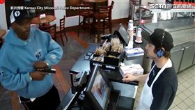 超厭世店員。
（圖／Kansas City Missouri Police Department授權使用）
