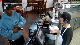 店員遇劫持槍抵頭　厭世眼神笑翻網友