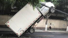 貨車,騰空,四輪朝天,電纜線,中國大陸,四川
圖／翻攝自四川在線
http://sichuan.scol.com.cn/cddt/201705/55908380.html