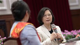 蔡英文11日接見「第24屆全國十大傑出愛心媽媽慈暉獎」得獎人。（總統府提供）