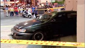 警員張景義開槍擊斃拒捕衝撞的黎育維，兩度獲判不起訴處分後，今依用槍時機不當之理由，將他依業務過失致死罪起訴（翻攝畫面）