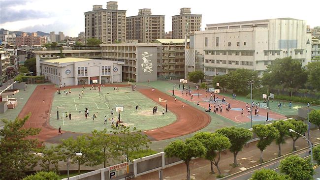 老師拉椅惡整　學生一屁股坐地慘骨折