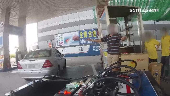 油槍未拔就走　賓士車竟拉倒加油機台