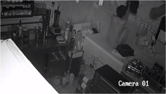 陸賊為方便鑽入通風口　竟脫光闖空門