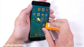 暴力測試　翻攝影片　JerryRigEverything　小米6 火烤