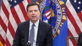柯米（James Comey） 美國聯邦調查局（FBI）

https://www.flickr.com/photos/fbi/27550838552/in/photolist-Sqa38E-HYcFZ8-RoYMhG-NwV46s-HPtwJd-HYzfrN-H6R5LY-TiXc8V-T2Ci84-EUn9wz-N1ay3L-TXwPTY-HPrqcE-AgWo5h-Um328c-GAFGir
