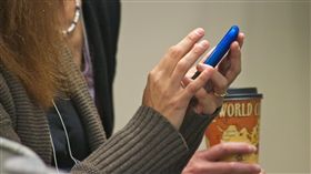 用手機　滑手機

https://www.flickr.com/photos/alumroot/5773912604/in/photolist-9NdP4j-aEUD3s-7t72cX-cLeN4b-pd3Sr7-8bnUVp-8bnX8K-6WNTpm-2N8Ro8-2Wb5mz-daUB87-829iQE-6HnWNE-iJkRSy-dGKYK9-TYDffL-TuP28-pEHzzJ-aKP