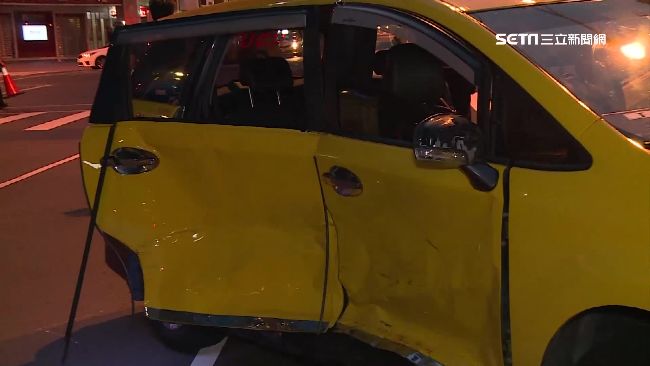 2計程車闖紅燈　運將煞車不及慘撞