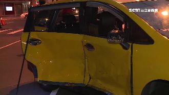 2計程車闖紅燈　運將煞車不及慘撞