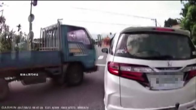 為搶快左轉！貨車煞車不及甩尾撞轎車
