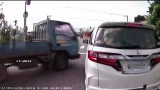 為搶快左轉！貨車煞車不及甩尾撞轎車
