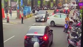 太緊張! 把油門當煞車 婦人直直撞飲料店