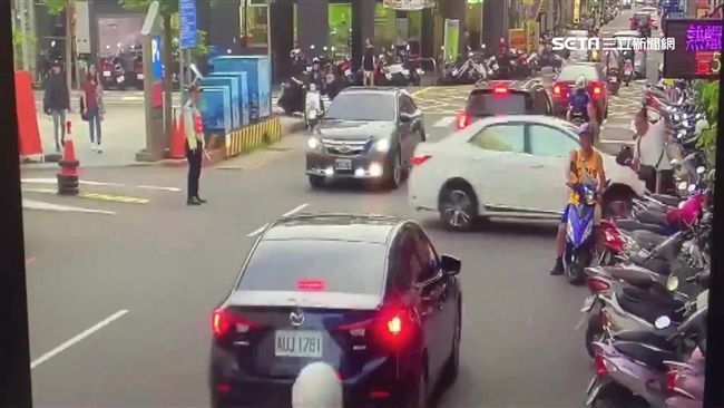 把油門當煞車？女駕駛直直撞進飲料店