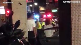 酒後鬧事叫嚣 警作勢對空鳴槍控場面。（圖／翻攝自爆料公社臉書）