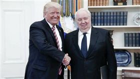 俄國官媒塔斯社（Tass）公布的照片顯示，笑容滿面的川普與俄國外長拉夫羅夫（Sergei Lavrov）及俄國駐美大使季瑟雅克（Sergei Kislyak）在白宮橢圓形辦公室會談期間握手合照。（圖／取自Russia in USA推特）