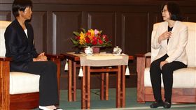 蔡總統接見高爾夫球名將涂阿玉／總統蔡英文（右）12日在總統府接見高爾夫球名將涂阿玉（左）及夫婿陳碧宗，蔡總統表示，能看到心目中的偶像真的很高興。（中央社記者張皓安攝＿