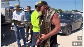 １６：９
赤手空拳…捕蛇人大戰5公尺蟒蛇　破捕獲長度新紀錄
圖／翻攝自《每日郵報》
http://www.dailymail.co.uk/news/article-4493594/Python-hunter-captures-17-foot-snake-bare-hands.html