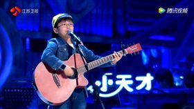 9歲男童唱自創曲《我只是個孩子》　網友全聽哭了
圖／翻攝自騰訊
https://v.qq.com/x/cover/3dyksshqtzta1r9/c0023kzonxs.html
