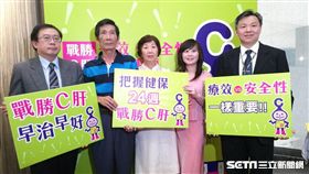 黃先生（左二）服用C肝新藥副作用小，目前已測不到病毒，達治癒目標。（圖／記者楊晴雯攝）