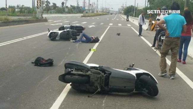 大學生趕躲演習　校門口害3車連環撞
