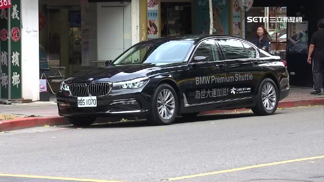 世大運接送車偷跑上路　還公然違停