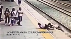 大陸,福建,列車,車站,臥軌,輕生,自殺,女大生,站務員,英勇　圖／翻攝自YouTube