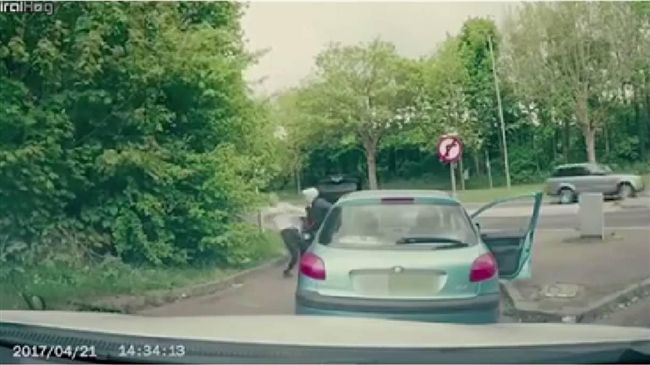 屁孩拿球棒砸車　下一秒直接被KO！