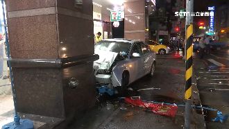 百萬轎車直衝超商　2男門口聊天遭撞