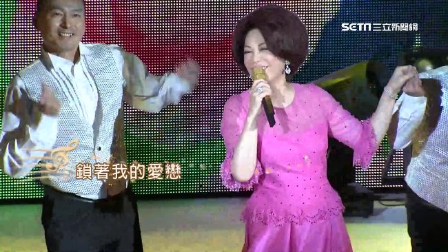 蔡琴腳踝扭傷　演唱會帶傷照樣開唱！