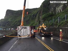 化學槽車翻覆佔據兩線道，歷經五小時後通車。（圖／翻攝）