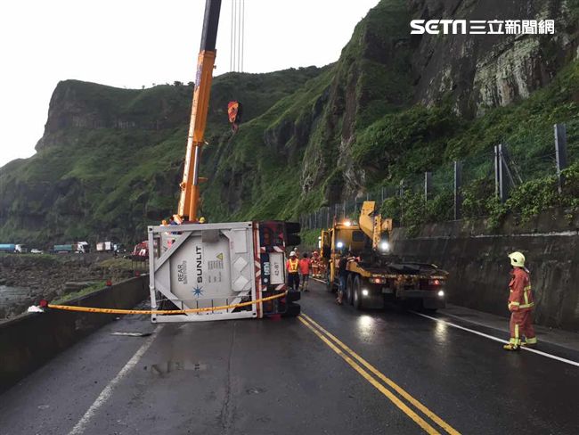 封路5小時　化學槽車翻警消戒防外洩