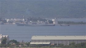 國軍向美國採購的兩艘派里級「銘傳」和「逢甲」軍艦13日上午抵達高雄左營軍港，這兩艘軍艦將納入海軍艦隊指揮部澎湖146艦隊，提升台海偵巡、反潛戰力。圖為軍艦駛進左營軍區。中央社記者董俊志攝 106年5月13日