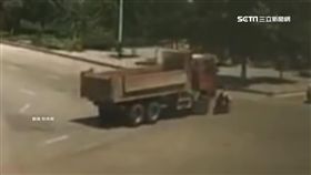 驚險一幕!貨車無預警轉彎 撞倒機車輾斃母子