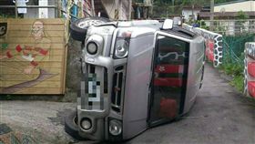 疑似沒拉手煞車，兩人遭後退車撞倒。一名六歲男童送醫前沒有呼吸心跳。