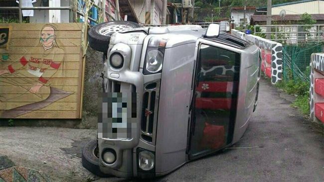 忘拉手煞！車滑撞2人女子骨折童命危