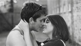 接吻,情侶（圖／攝影者David Martyn Hunt，Flickr CC Licens）
https://www.flickr.com/photos/davidchief/1006785809/in/photolist-2wY3m2-HTTK5h-o95wcs-qEHUuU-7vKa8L-GX7eUM-pvGSej-fNWuBu-7Y36NC-pNbkJw-4nyXU9-M6ZSX-qJSr2G-6bMYQs-o7Yb1L-6gGhYN-6kGEvy-2vVkpu-d7Xmjo-aewXwW-21TNm-5GZJHe-bxFitM-G2rLeQ-pNaDzK-7NbsuZ-9PrtP-8SQ28V-dx779k-pHXt7w-oCYxe-cFTGj3-cFTFvd-8poCoP-84FLto-cTQFcy-6Yh7aT-cCWDQY-cR9ADm-cVqWUW-cFTCbj-cEcjuj-4e9sGK-21R2r-oVdsct-6KjkJK-617obg-6csMdF-8ESRti-3Fejk