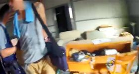 蔣姓男子找不到工作，每天早出晚歸，闖入別人住處睡覺，遭警方逮補。（圖／翻攝畫面）