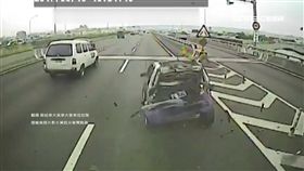 來不及下匝道?轎車猶豫龜速開 害貨車猛撞