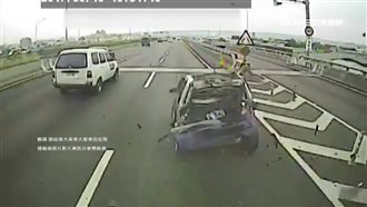 三寶這樣下匝道…　遭後方貨車撞爆