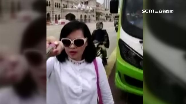 陸女富商遊大馬自拍　遭飛車搶劫重摔