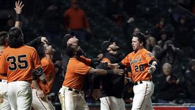 ▲舊金山巨人狂打17局才靠Buster Posey（右）再見轟贏球，隊友全部看著月亮慶祝。（圖／美聯社／達志影像）