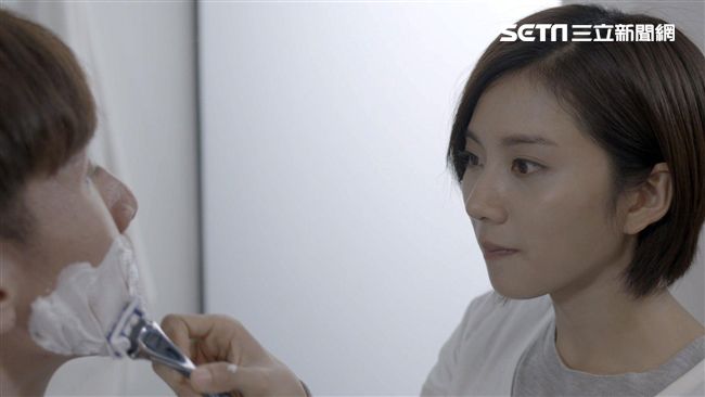 幫楊一展刮鬍子　蔡黃汝險刮壞帥臉