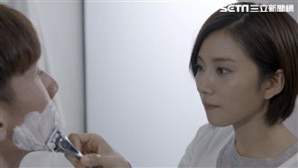 幫楊一展刮鬍子　蔡黃汝險刮壞帥臉