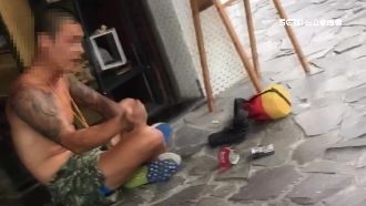 師酒醉大鬧咖啡店　半裸趴地胡言亂語