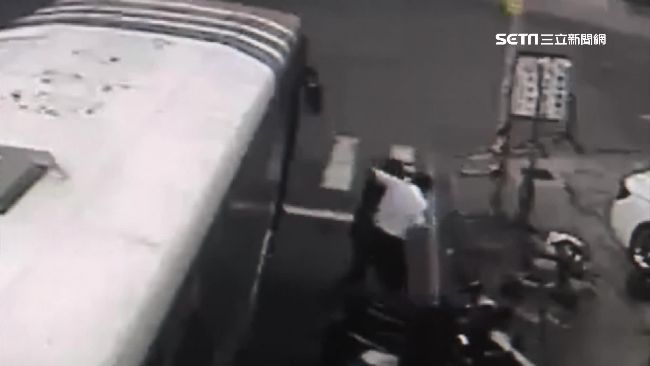 醉男抓石塊砸司機頭　連警察也不放過