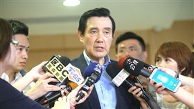 前總統馬英九（中）13日參加長風基金會「錯誤前瞻計畫 掏空台灣未來」公共政策座談會前受訪表示，「兩公約」沒完全排除死刑，同時，台灣也沒有加入1989年
的廢死議定書，沒有義務廢除死刑。「我們對死刑的一貫立場應該是維持死刑，但審慎使用」。中央社記者吳翊寧攝　106年5月13日