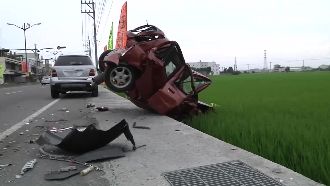 轎車停路邊　竟慘遭賓士車撞進田裡