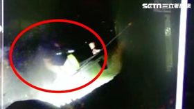 男子酒醉摔落大排，竟毫髮無傷繼續睡。（圖／翻攝畫面）