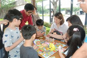 消防人員向大小朋友們講解消防知識，一邊體驗桌遊樂趣。（圖／翻攝畫面）