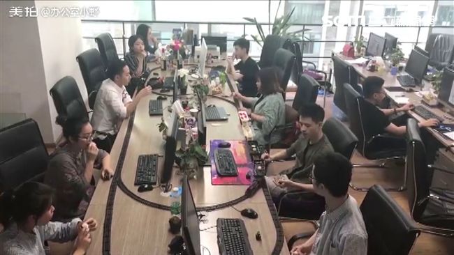 上班族小確幸!！辦公室變身迴轉壽司